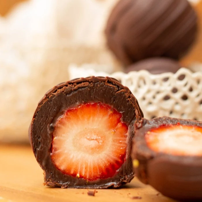 Bombom de morango com brigadeiro vegano, fotografia oficial da Padoca do Bem